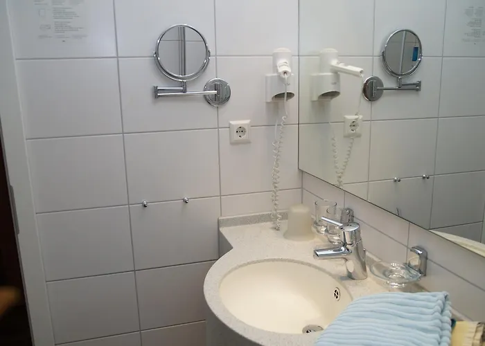 Hotell Zum Moselstrand 3*